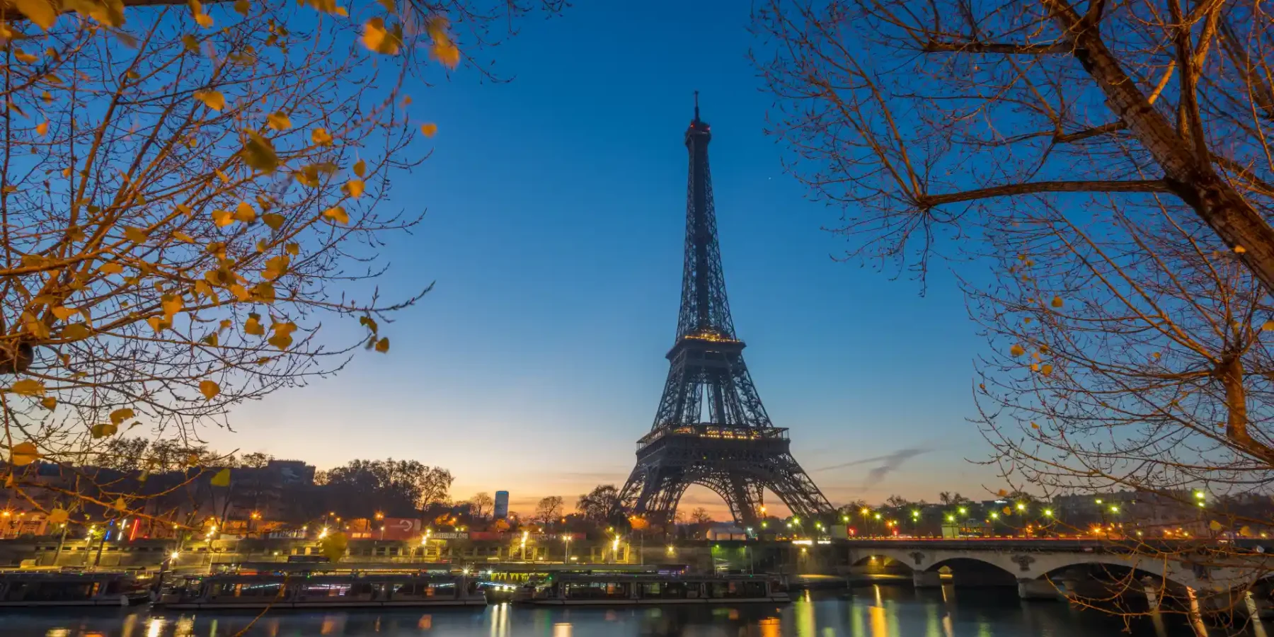 the-eiffel-tower-at-sunrise-in-paris-2026-01-07-23-38-48-utc.webp